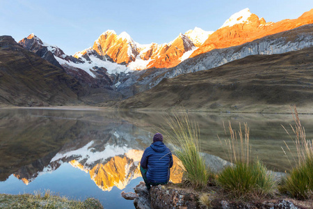 徒步旅行在科迪勒拉山系的场景