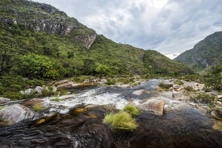 Andorinhas Waterfall 附近的塞拉多河