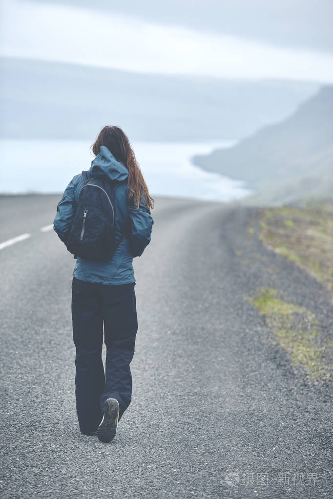 美女旅游照片路上图片