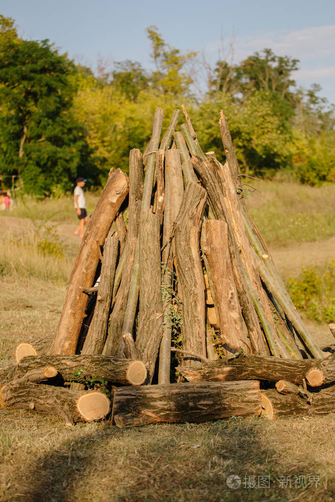 柴堆木柴以备冬天