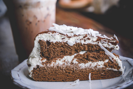 咖啡咖啡馆里的巧克力蛋糕和白奶油巧克力白