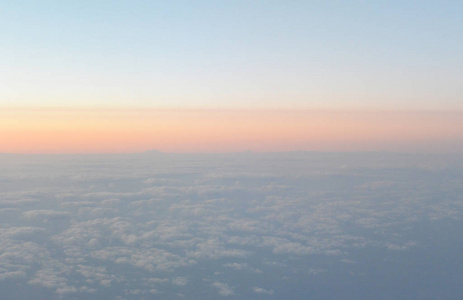 云层上方飞行。查看从飞机，软焦点