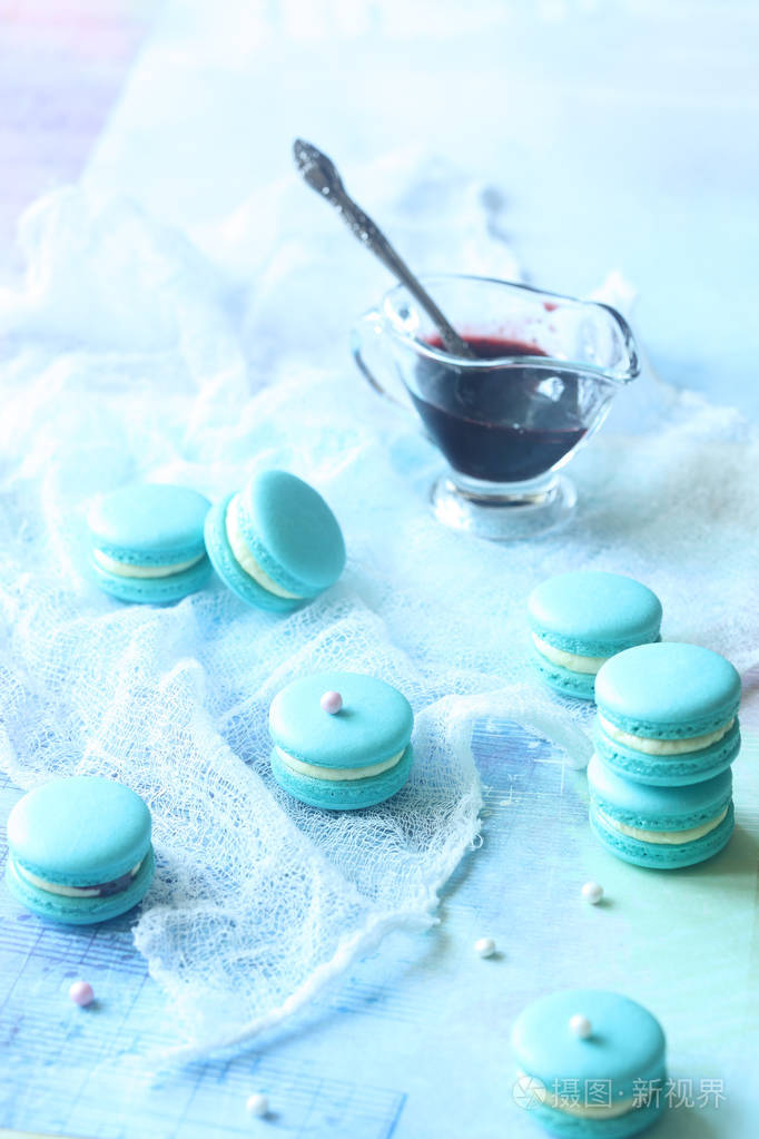 奶油芝士和蓝莓灌装,浅蓝色背景上的蓝色食品