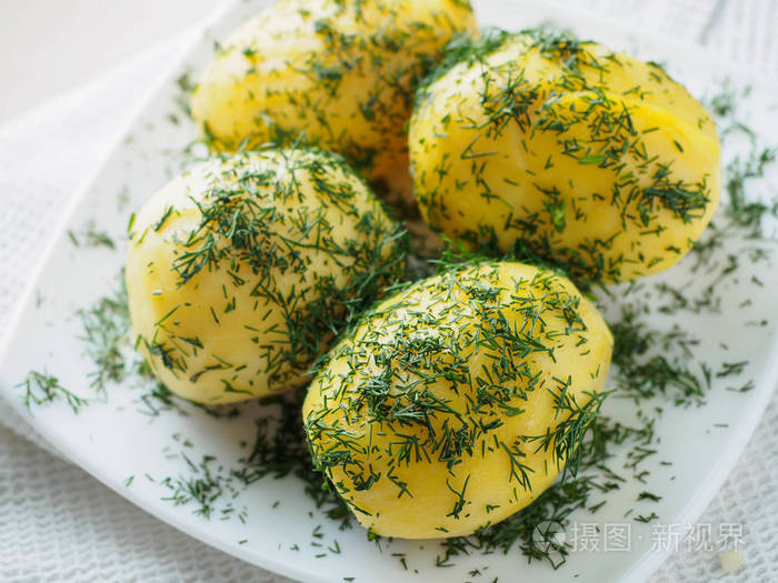 煮的马铃薯片楔板上绿色