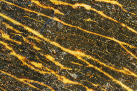 在黑石头的金矿石.金静脉在暗石浅重点矿金摄影图