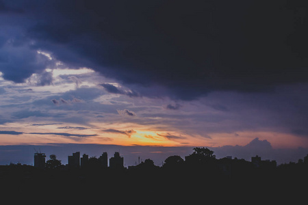 浪漫的夕阳的天空与蓬松的云彩和美丽重财富