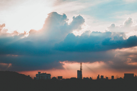 用蓬松的云朵和美丽重天气气候的夕阳的天空