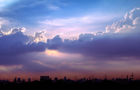 用蓬松的云朵和美丽重天气气候的夕阳的天空