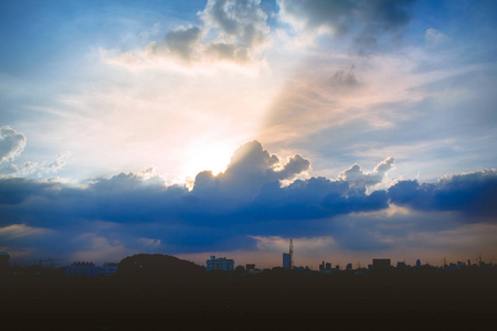 用蓬松的云朵和美丽重天气气候的夕阳的天空