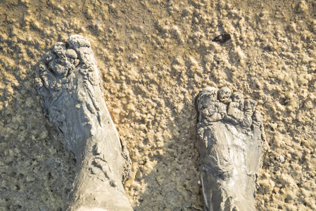 脚在泥巴上的美丽背景。赤脚在黏土