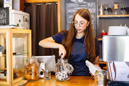 可爱的女孩，咖啡师折叠姜饼包中一家咖啡屋