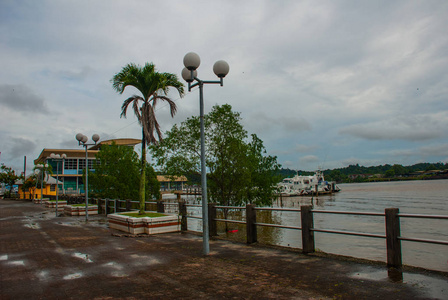港口地区与船舶和海滨, 城市民都鲁, 婆罗洲, 砂拉越, 马来西亚照片