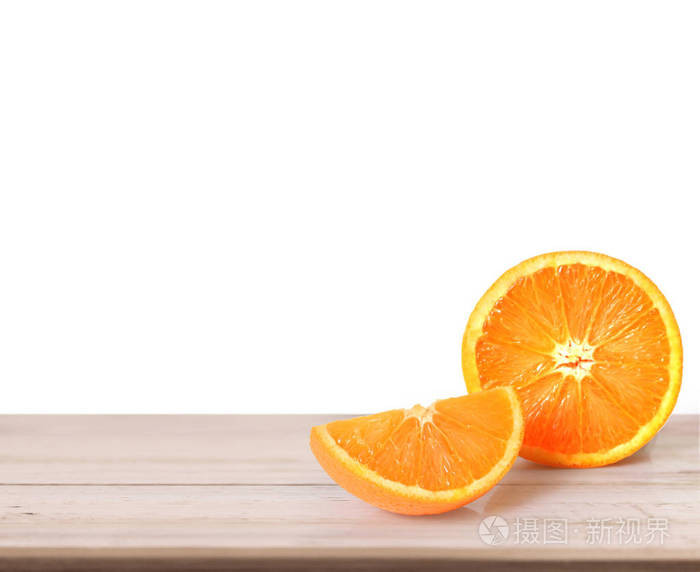 橙白色木制的桌子上