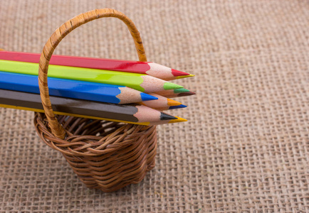 画布上的彩色铅笔和篮子