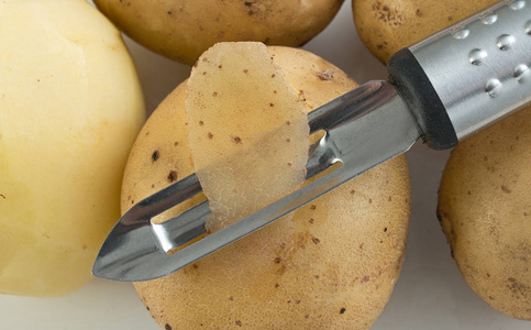 土豆削皮图片