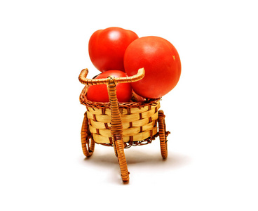 白色篮子里的红色西红柿