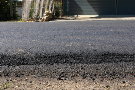 黑色的沥青施工道路表面水平与停机坪