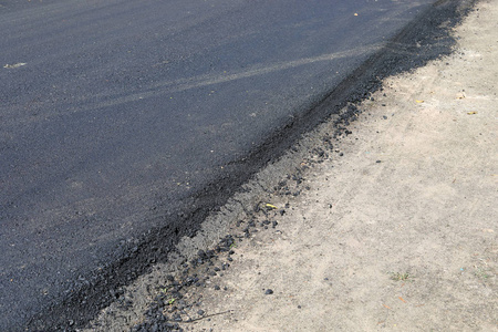 黑色的沥青施工道路表面水平与停机坪