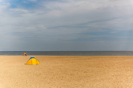 在安静的海滩中央的帐篷