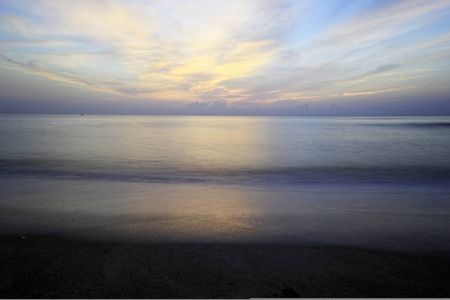 清晨在海滩上欣赏日出美景图片