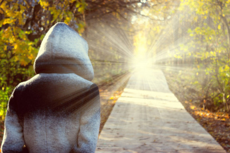 人在引擎盖走向光明照片