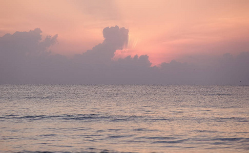 清晨在海滩上欣赏日出美景图片