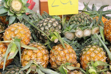 在市场是美味新鲜菠萝