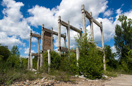被毁的废弃工厂的建筑