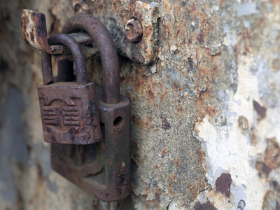 生锈的铁门上的特写锁