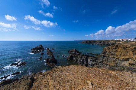 视图的悬崖峭壁和大海在 Zambujeira 村庄附近 Mar 在阿连特茹，葡萄牙