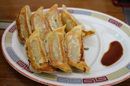 餐桌上的日本饺子