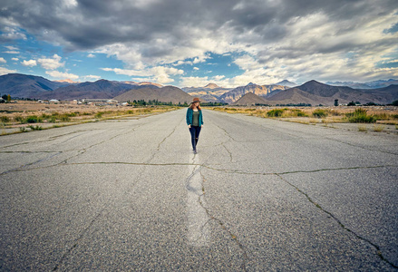 美丽的女人走在路上照片