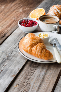 欧式早餐和羊角面包 咖啡和水果