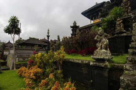 前往 Besakih 古代寺在巴厘岛上我