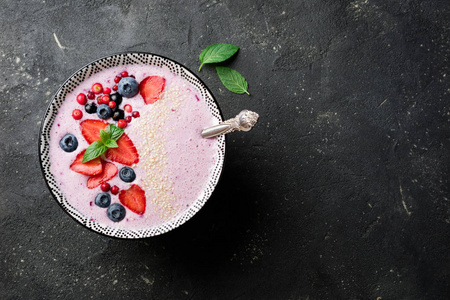 与莓果 草莓 蓝莓 小红莓 黑醋栗果汁碗。粉红色的思慕雪。健康吃 饮食概念。顶视图
