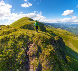 徒步旅行者背包站在喀尔巴阡山区。乌克兰。Svydovets 岭