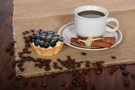 一杯黑香草咖啡浆果蛋糕