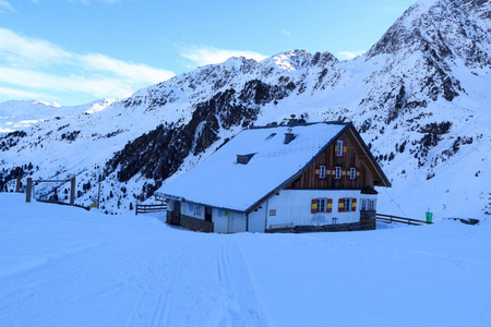 与雪的冬天在洛尔阿尔卑斯山，奥地利高山小屋波茨坦 Hutte 和山全景