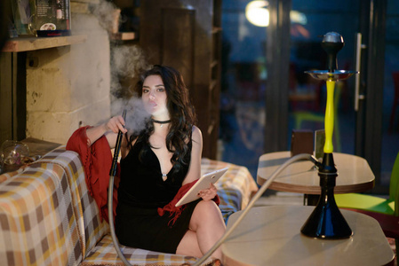 阿拉伯水烟壶的女孩