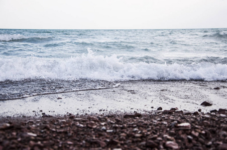 海浪和鹅卵石海滩