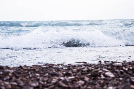 海浪和鹅卵石海滩