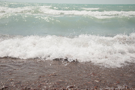 海浪和鹅卵石海滩