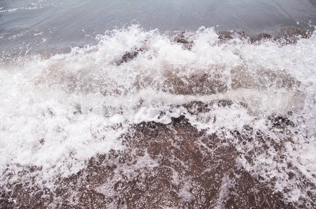 海浪和鹅卵石海滩