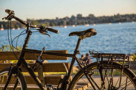 bycicle 站在长凳附近海边特写镜头