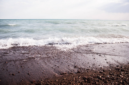 海浪和鹅卵石海滩