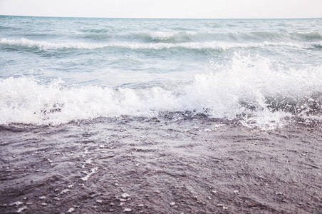 海浪和鹅卵石海滩