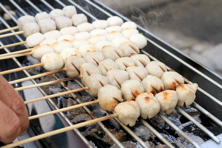 在炉子上烤的肉丸子。泰国的街头食品