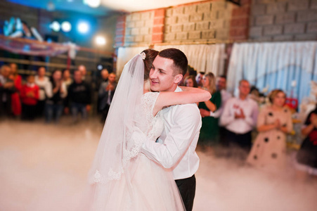 婚礼夫妇与浓雾共舞他们的第一次婚礼舞蹈