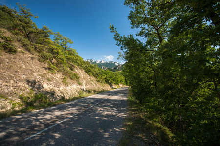 长长的曲折的沥青路面，通过山