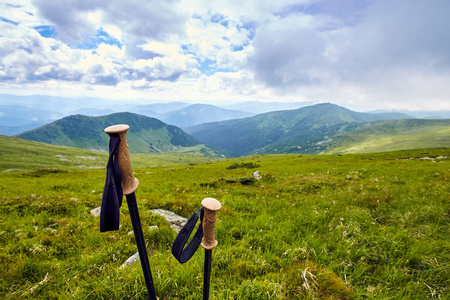 在夏天在山里徒步旅行